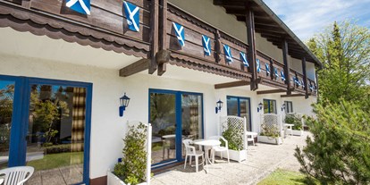 Pensionen - WLAN - Bayerischer Wald - Vorderansicht mit Terrassen und Balkonen - The Scottish Highlander Guesthouse