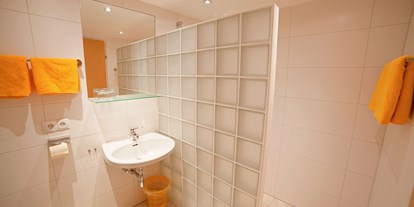 Pensionen - Art der Pension: Privatzimmervermietung - Salzburg - Badezimmer mit Dusche im Doppelzimmer mit Balkon - B&B Landhaus Vierthaler