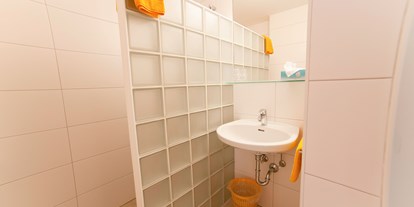 Pensionen - Garten - Salzburg - Badezimmer mit Dusche und separatem WC im Dreibettzimmer mit Balkon - B&B Landhaus Vierthaler