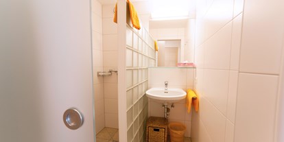 Pensionen - Garten - Salzburg - Badezimmer mit Dusche im Familienzimmer für 2 Erwachsene + 1 Kind mit Balkon - B&B Landhaus Vierthaler