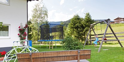 Pensionen - Garten - Salzburg - Spielplatz mit Trampolin, Schaukel und kleinem Fussballplatz im Landhaus Vierthaler in Filzmoos, B&B - B&B Landhaus Vierthaler