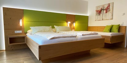 Pensionen - Umgebungsschwerpunkt: Therme - Salzburg - Dreibettzimmer für 2 Erwachsene + 1 Kind mit Balkon - B&B Landhaus Vierthaler