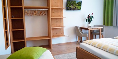Pensionen - Wanderweg - Salzburg - Dreibettzimmer für 2 Erwachsene + 1 Kind mit Balkon - B&B Landhaus Vierthaler