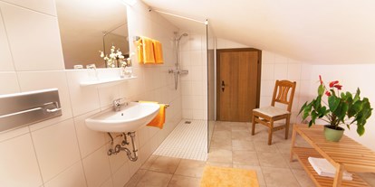 Pensionen - Wanderweg - Salzburg - Badezimmer beim Familienzimmer für 2 Erwachsene + 2 Kinder, bestehend aus einem Doppelzimmer ohne Balkon (Mansarde) und einem separatem Kinderzimmer mit Stockbett, nur getrennt durch eine Verbindungstüre. - B&B Landhaus Vierthaler
