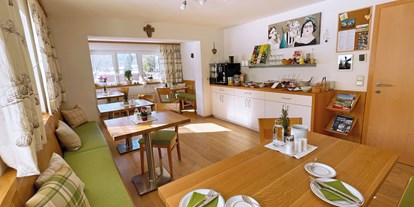 Pensionen - Umgebungsschwerpunkt: Therme - Salzburg - Frühstücksraum mit Kaffeemaschine und Buffet für ein ausgiebiges, internationales Frühstück - B&B Landhaus Vierthaler