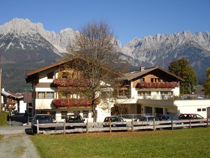 Pensionen - Radweg - Tirol - Die Südseite unseres Hauses mit dem Wilden Kaiser im Hintergrund. - Frühstückspension Appartements Steinbacher****