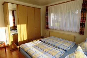 Frühstückspension: Schlafzimmer II mit 2 Betten - Ferienwohnung Kutscherhuus mit Sauna in Ostfriesland