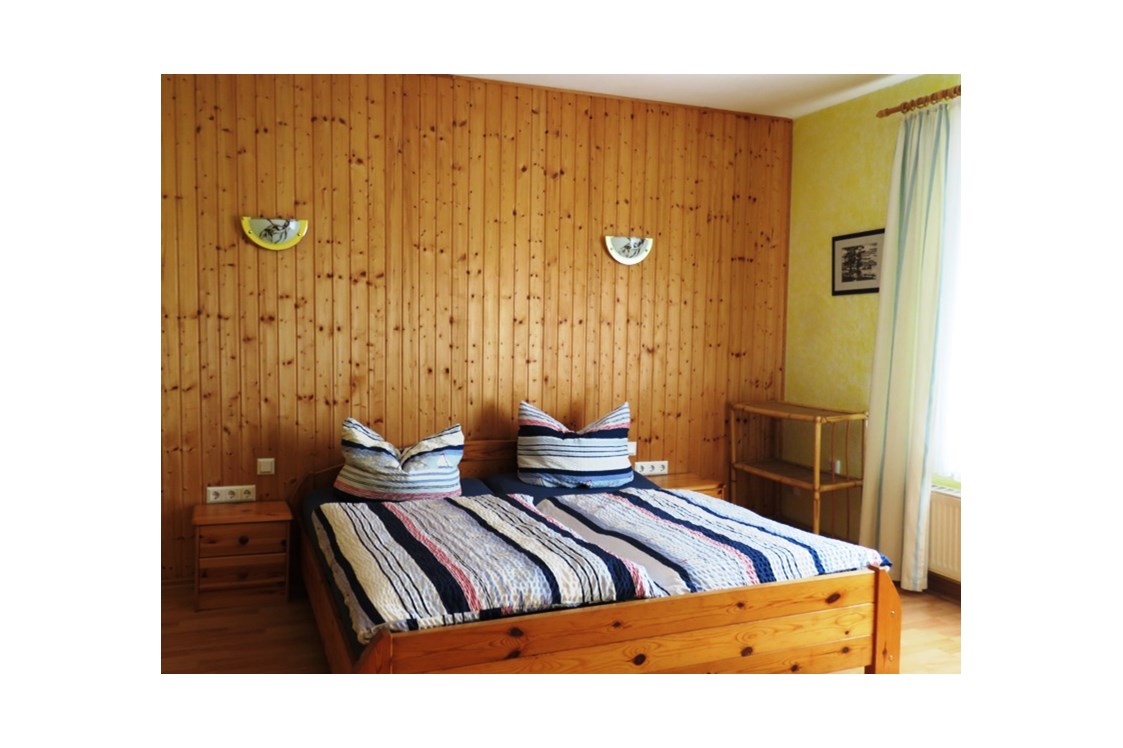 Frühstückspension: Schlafzimmer I mit 3 Betten - Ferienwohnung Kutscherhuus mit Sauna in Ostfriesland