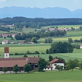 Frühstückspension: Blick in die Berge  aufgenommen vom Fuchsberg - Pension am Weberhof