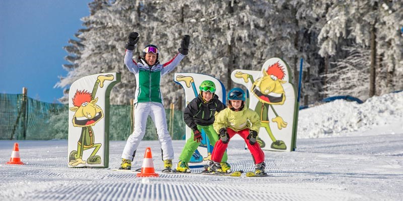 Kinder lernen Skifahren im Skigebiet Hochficht