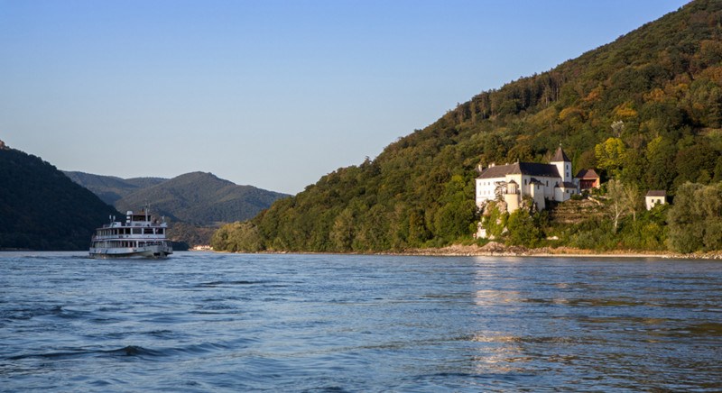 Fluss Berg Schloss Schiff