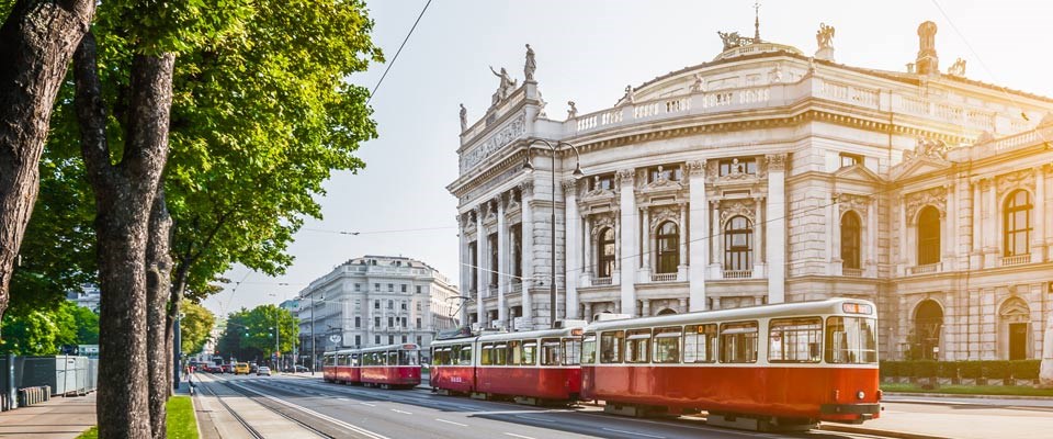 Straßenbahn fährt am Burgtheater in Wien vorbei