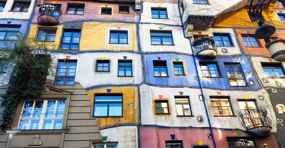 Die Fassade vom Hundertwasserhaus in Wien