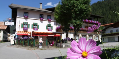 Pensionen - Restaurant - Tirol - Unser Landgasthof Kaiserkrone im Sommer. - Landgasthof Kaiserkrone