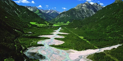 Pensionen - Umgebungsschwerpunkt: Fluss - Tirol - Das Lechtal im Sommer. - Landgasthof Kaiserkrone