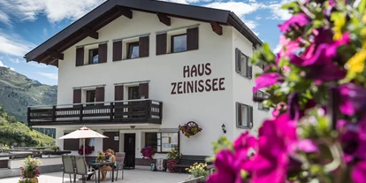 Pensionen - Umgebungsschwerpunkt: See - Tirol - Ansicht mit Terrasse - Haus Zeinissee
