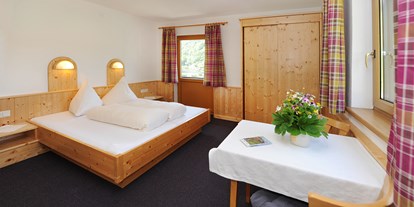 Pensionen - Umgebungsschwerpunkt: See - Wald am Arlberg - Zimmer 3 mit Balkon - Haus Zeinissee