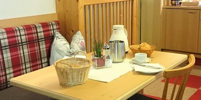 Pensionen - Frühstück: Frühstücksbuffet - Dalaas - Frühstücksraum - Haus Zeinissee