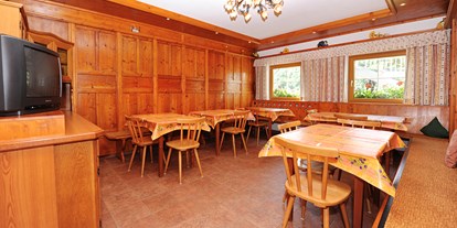Pensionen - Frühstück: Frühstücksbuffet - Pettneu am Arlberg - Aufenthaltsraum mit Spielen, Büchern und Zeitschriften - Haus Zeinissee