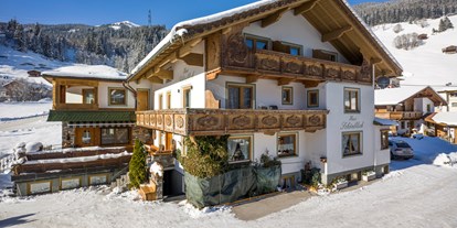 Pensionen - Umgebungsschwerpunkt: Berg - Aschau (Aschau im Zillertal) - Hausansicht Winter - Haus Schönblick