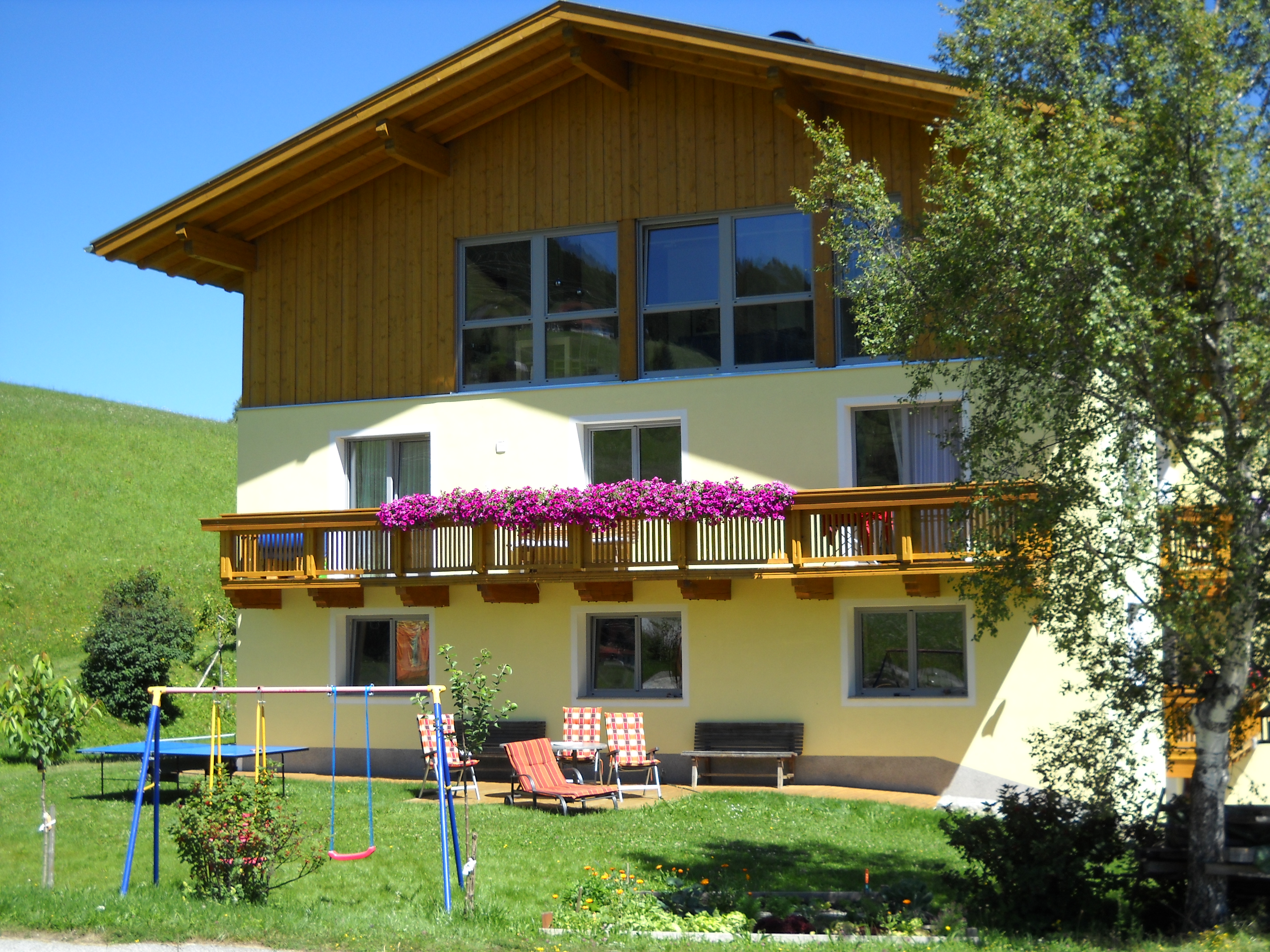 Frühstückspension - In unseren schönen Garten können Sie sich von den tollen Ausflügen sehr gut erholen. - Landhaus Eppacher