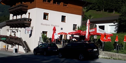 Pensionen - Restaurant - Tirol - Ansicht vom Parkplatz auf das Gasthaus und Sonnenterrasse - Gasthaus Vinaders