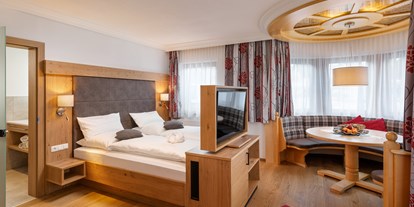 Pensionen - WLAN - Wohlfühlkomfort-Doppelbettzimmer Turm-Junior-Suite in der Dorfstube im Lechtal. - Gasthof-Pension-Dorfstube