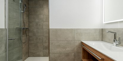 Pensionen - WLAN - Komfortables Badezimmer im Deluxe 303. Toilette ist getrennt zum Badezimmer ausgeführt für mehr Privatsphäre. - Gasthof-Pension-Dorfstube