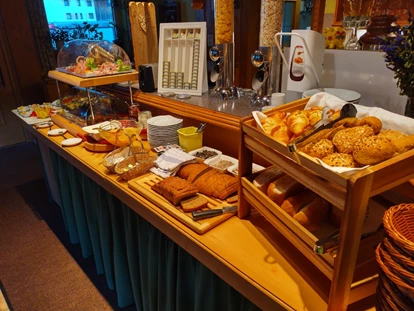 Pensionen - Umgebungsschwerpunkt: See - Tirol - Frühstück am Buffet oder auch serviert am Tisch mit leckerem hausgemachten Brot und regionalem Brot aus der Bäckerei in Steeg. - Gasthof-Pension-Dorfstube