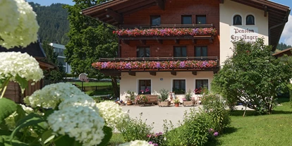 Pensionen - Garten - Abtenau - Hausfoto im Sommer - Pension Erz-Anger