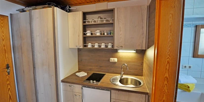 Pensionen - Umgebungsschwerpunkt: am Land - Gröben (Berwang) - kleine Küchenzeile in dem Appartement "Edelweiß" - Landhaus Wildschütz - Ferienwohnungen mit Königscard