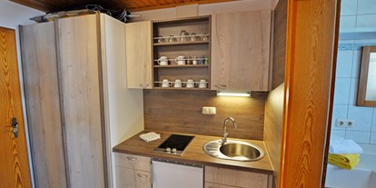 Pensionen - Umgebungsschwerpunkt: Fluss - Fricken - kleine Küchenzeile in dem Appartement "Edelweiß" - Landhaus Wildschütz - Ferienwohnungen mit Königscard