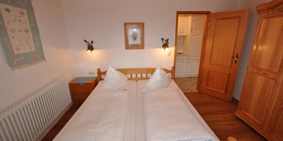 Pensionen - Umgebungsschwerpunkt: Stadt - Füssen - Schlafzimmer mit Doppelbett in der Ferienwohnung Enzian - Landhaus Wildschütz - Ferienwohnungen mit Königscard