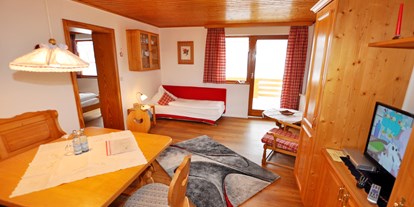 Pensionen - Umgebungsschwerpunkt: See - Nesselwängle - Wohnzimmer mit Aufbettung für bis zu 4 Personen maximal  - Landhaus Wildschütz - Ferienwohnungen mit Königscard