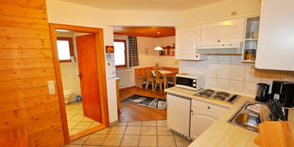 Pensionen - Umgebungsschwerpunkt: See - Nesselwängle - Eingangsbereich mit vollausgestatteter Küche und  Geschirrspülmaschine  - Landhaus Wildschütz - Ferienwohnungen mit Königscard
