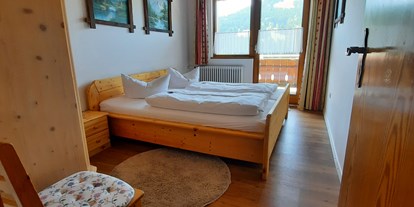 Pensionen - Kühlschrank - Bad Hindelang - Schlafzimmer mit Doppelbett in der Familiensuite - Landhaus Wildschütz - Ferienwohnungen mit Königscard