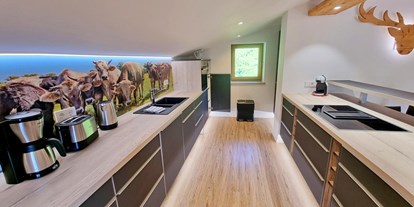 Pensionen - Kühlschrank - Grän - handgefertigte Schreinerküche, die keine Wünsche offen lässt - Landhaus Wildschütz - Ferienwohnungen mit Königscard