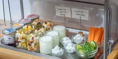 Pensionen - Kühlschrank - Osttirol - Frühstücksbuffet mit frischem Obstsalat und Schafjoghurt mit Fruchtspiegel - Bergerhof
