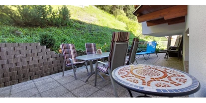 Pensionen - Frühstück: serviertes Frühstück - Gortipohl - Terrasse mit Liegestühle uns Sitzmöglichkeit - Apart-Frühstückspension Stark