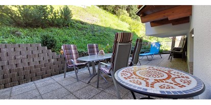 Pensionen - Frühstück: warmes Frühstück - Holzgau - Terrasse mit Liegestühle uns Sitzmöglichkeit - Apart-Frühstückspension Stark