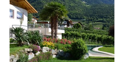 Pensionen - Kühlschrank - Lana (Trentino-Südtirol) - Unser Garten, mit zahlreichen Rosen, Palmen und alpinen Pflanzen läd zum entspannen ein... Die Liegewiese bietet genügend Ecken zum Wohlfühlen und Rasten. Liegestühle und Sonnenschirme erhalten Sie bei uns kostenlos. Neu 2017: Badetücher stellen wir Ihnen für den Pool und dem neuen Indoor Hot Whirlpool kostenlos zur Verfügung - Pension Plarserhof