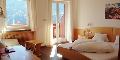 Pensionen - Kühlschrank - Lana (Trentino-Südtirol) - Die Doppelzimmer in der mittleren Etage sind gemütlichen und haben einen hervorragenden Blick auf Meran. - Pension Plarserhof