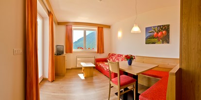 Pensionen - Trentino-Südtirol - Unsere Wohnungen kann man auch als Suite buchen. Die Apfelblüte ist mit 65m² groß geschnitten und Sie ist sehr komfortabel eingerichtet mit herrlichen Südbalkon und Meranblick. - Pension Plarserhof