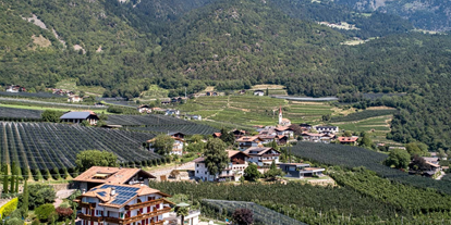 Pensionen - Trentino-Südtirol - Eingebettet zwischen Apfel- und Weingärten, geschützt durch die Berge der Alpen und verwöhnt von einem milden Klima: In Algund verbindet sich alpiner Charm mit mediterranem Reiz. Es ist ein Erlebnis, Urlaub in unmittelbarer Nachbarschaft der weltberühmten Kurstadt Meran zu machen. In 10 Minuten sind Sie im bunten Treiben der Innenstadt, aber wie schön ist es, danach einzutauchen, in eine Welt der Erholung und Entspannung, in unserem neuen Pool und Indoor Hot Whirlpool mit Salzwasser und Panorama - Pension Plarserhof