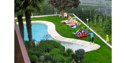 Pensionen - Kühlschrank - Lana (Trentino-Südtirol) - In den Sommermonaten kommen die Sonnenanbeter  nicht zu kurz. Bereits am frühen Morgen lacht die Sonne  und ladet die Gäste zum Frühstück ein. Nach einer langen Wanderung ist ein Sprung in`s Wasser eine Wohltat. - Pension Plarserhof