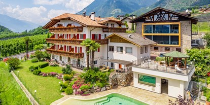 Pensionen - Trentino-Südtirol - Frühstückspension mit stilvoll eingerichteten Zimmern und modernen Ferienwohnungen auf der Sonnenseite von Meran mit herrlichen Blick auf die Kurstadt. - Pension Plarserhof