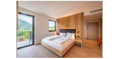 Pensionen - Garten - Trentino-Südtirol - Ferienwohnung Süd- West mit einer geschützten Loggia zur Südseite und einem sonnigen Balkon zur Westseite. Die Küche ist mit Induktion und Spülmaschine eingerichtet. Die Wohnung hat 38m², ein Schlafzimmer und einen Wohnraum, jeweils mit Balkon. - Pension Plarserhof