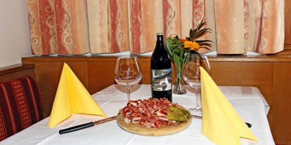 Pensionen - Umgebungsschwerpunkt: Berg - Tschars/Kastelbell - abends gemütlich bei ein Glas´l Eigenbauwein zusammen sitzen - Pension An der Leit