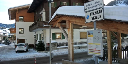 Pensionen - Parkplatz: kostenlos bei der Pension - Lajen - Skibus-Haltestelle - 10 Meter vom Eingang - Garni Gabrieli
