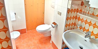 Pensionen - Welschnofen - Badezimmer mit Dusche und Toilette - Garni Gabrieli